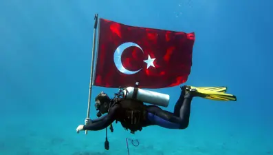 29 Ekim Cumhuriyet Bayramı'nı su altında bayrak açarak kutladılar