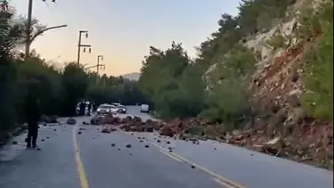 Marmaris'te heyelan: Karayolu ulaşıma kapandı