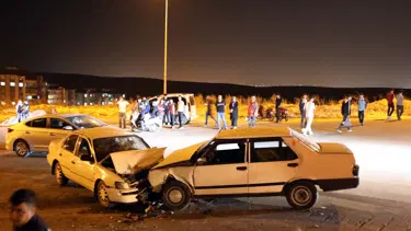 Gaziantep'te iki otomobil kafa kafaya çarpıştı: 10 yaralı