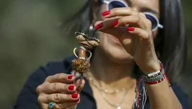 Doğadan tek tek topluyor: Tohum, ağaç kabuğu, dal ve kurumuş bitkilerden sanat eseri