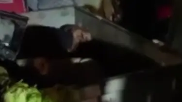 Parkta uygunsuz hareketler sergileyen kişiyi çöpe attılar