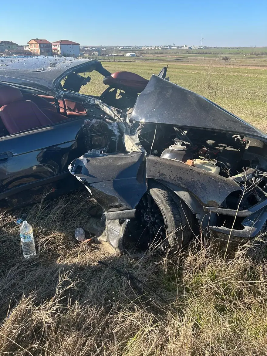 Hurdaya dönen araçtan sağ çıktılar 2