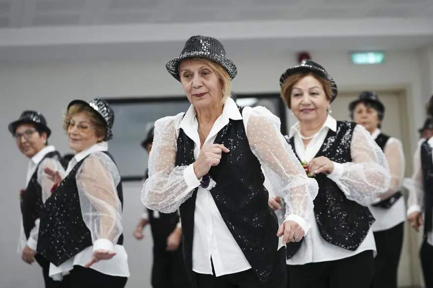 "Parlak Şapkalılar" dinç kalmak için dans ediyor: "Kolesterol, tansiyon, şeker hastasıyım, hepsi düzeldi" 1