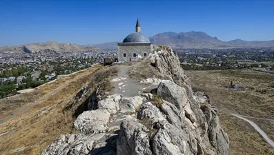 Van Kalesi'nin zirvesindeki Süleyman Han Cami'ne yoğun ilgi