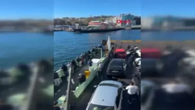 İstanbul Sirkeci'de feribot iskeleye çarptı