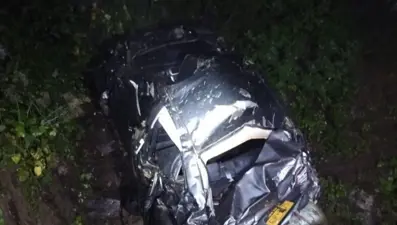 Yoğun sis nedeniyle araç uçuruma yuvarlandı: Aynı aileden 3 ölü, 1 yaralı