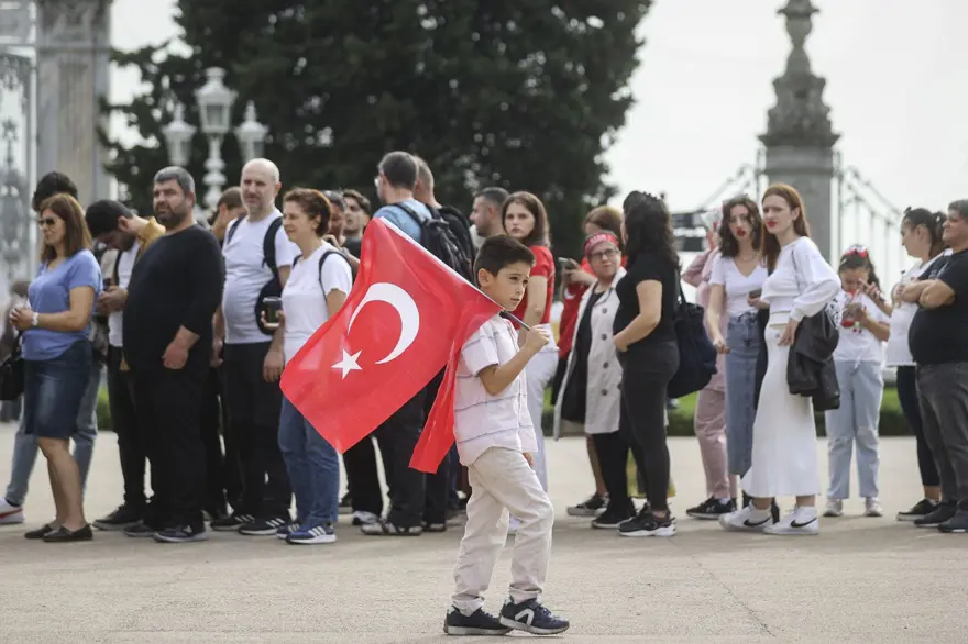 Dolmabahçe Sarayı'na Cumhuriyet'in 100. yılında ziyaretçi akını 8 Dolmabahçe Sarayı'na Cumhuriyet'in 100. yılında ziyaretçi akını 8