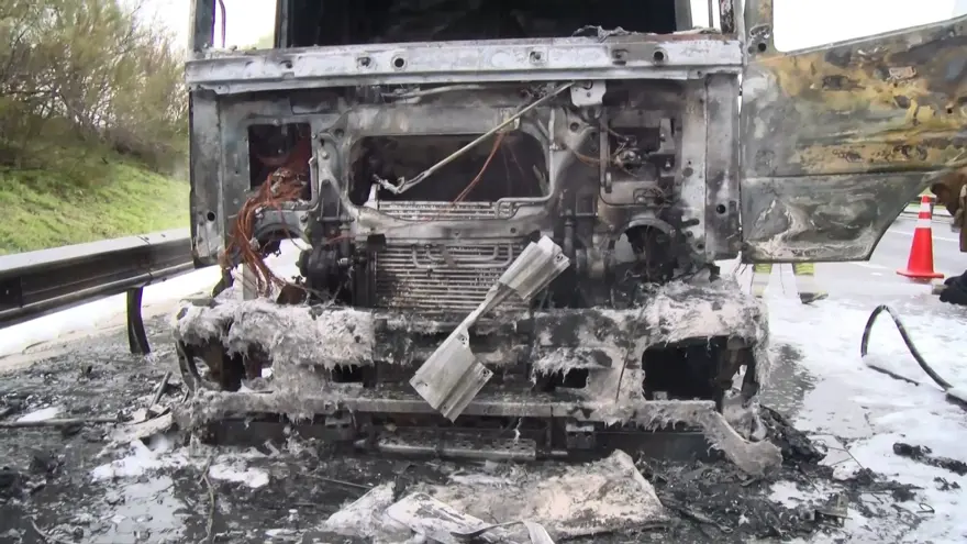 TEM’de lastiği patlayan tanker alev alev yandı 