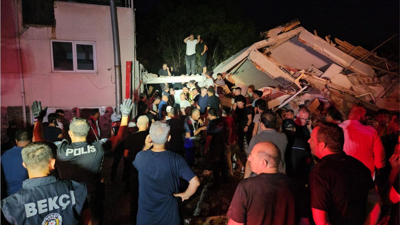 Balıkesir Sındırgı'da 6,1 büyüklüğünde deprem: 1 kişi hayatını kaybetti, 29 kişi yaralandı
