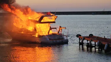 Aile arasındaki alacak kavgası: Tekne ve otobüsü kundakladı