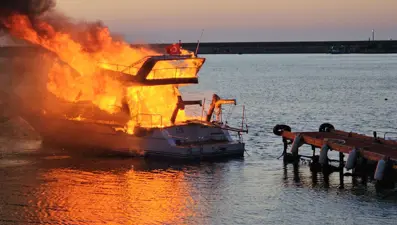 Aile arasındaki alacak kavgası: Tekne ve otobüsü kundakladı