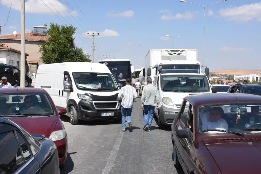 Yolu kapatıp üst geçit ve bariyer istediler 