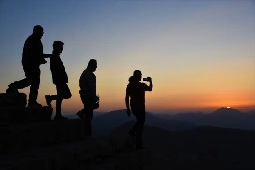 nemrut dağı, nemrut heykelleri, nemrut heykelleri nerede, nemrut dağı milli parkı, güneşin doğuşunun ve batışının en güzel olduğu yerler, adıyaman gezilecek yerler, seyahat, gezi, tatil 5