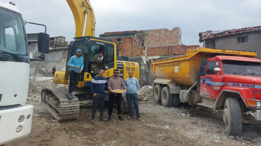 Hafriyat işçilerinden ekskavatör üstünde künefe şovu 2