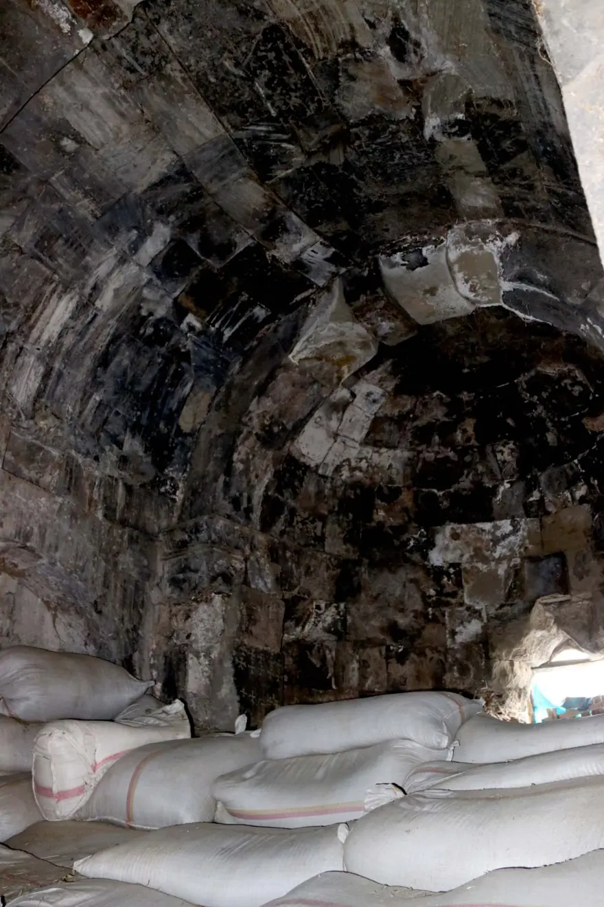 Bin 400 yıllık kilise ot ve saman deposu olarak kullanılıyor 8
