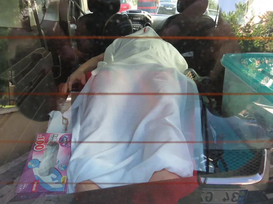 Ceset sanılan cansız manken paniğe neden oldu 2 Ceset sanılan cansız manken paniğe neden oldu 2