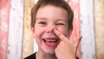 Burun karıştıranlar dikkat! Alzheimer riskini yükseltiyor