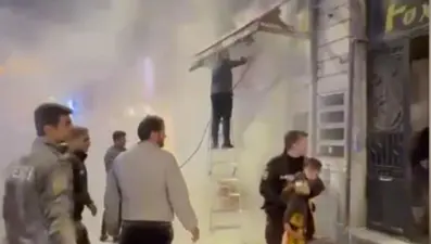 Beyoğlu'nda büfede yangın: İçeride mahsur kalan çocuk kurtarıldı
