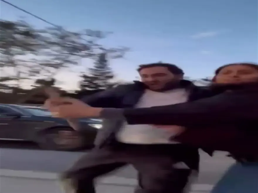 Bagajdan çekiç aldı, trafiği birbirine kattı 