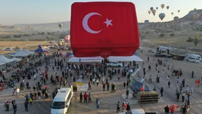 30 Ağustos'a özel: Ay yıldızlı desenli yerli üretim sıcak hava balonu