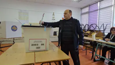 Kosova'da halk sandık başında
