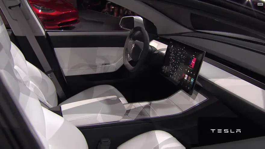 Tesla Model 3 görücüye çıktı 28