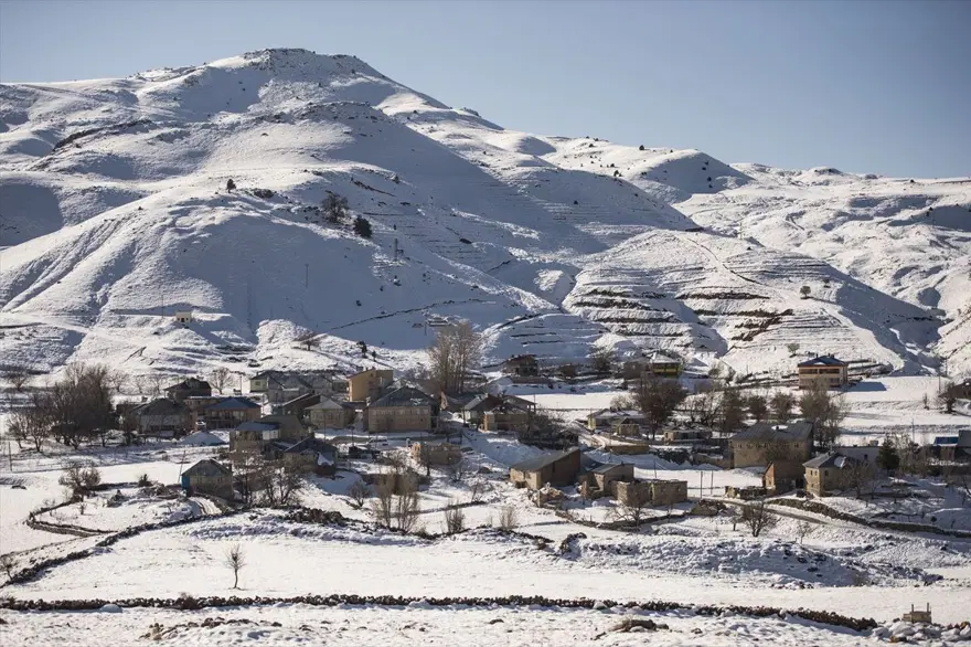 Tunceli'nin dağlarında kış, ovalarında sonbahar havası yaşanıyor 1 Tunceli'nin dağlarında kış, ovalarında sonbahar havası yaşanıyor 1