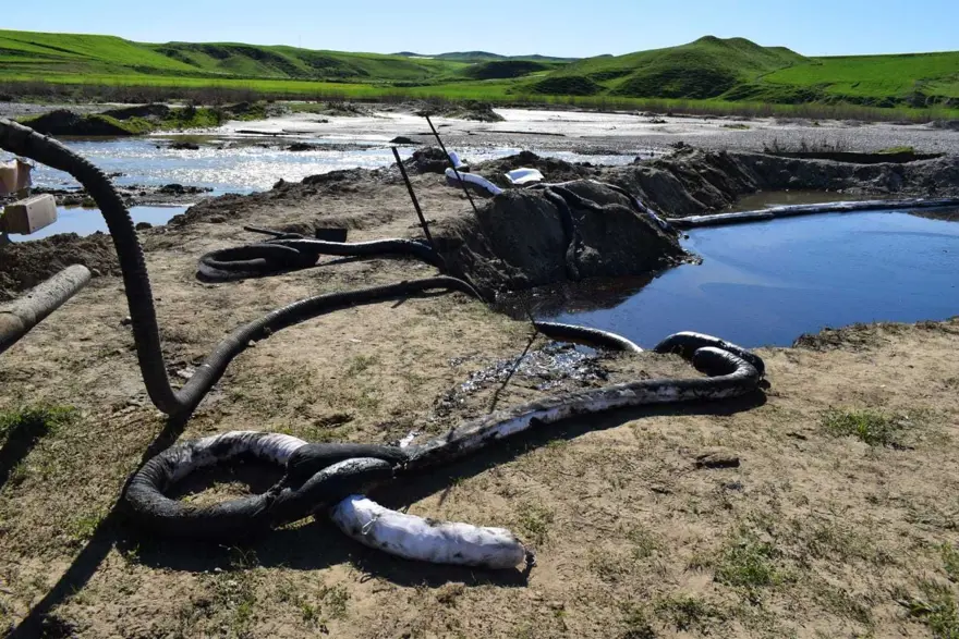 Batman’da boru hattından sızan petrol dereye karıştı 4
