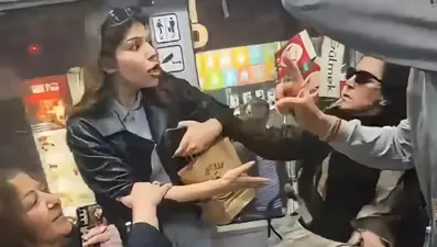 Tramvayda kadınlar arasında tekmeli, küfürlü yer kavgası