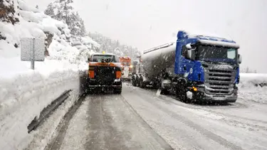İki TIR'ı kurtardı, kendini kurtaramadı