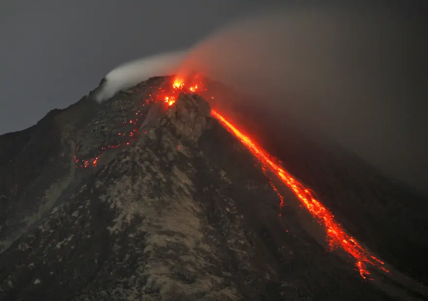 Sinabung binlerce kişiyi evinden etti 