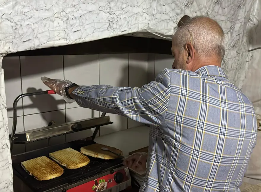 Ünü dünyaya yayıldı: Kargoyla tost gönderiyor 