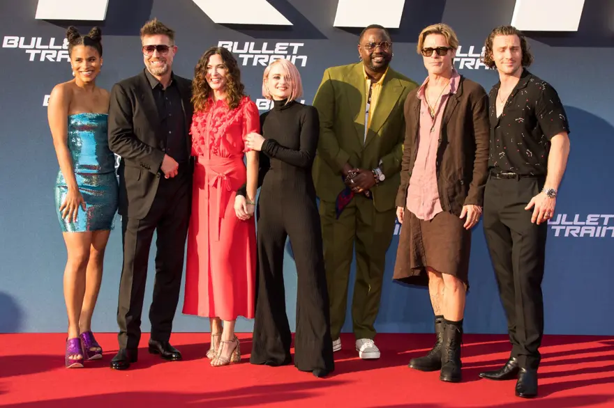 Brad Pitt filminin galasında neden etek giydiğini açıkladı Brad Pitt filminin galasında neden etek giydiğini açıkladı