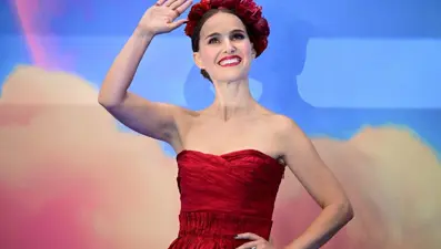 Oscar ödüllü oyuncu Natalie Portman'ın dizi setine silahlı baskın