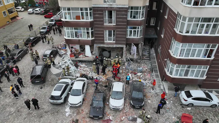 İstanbul'da 14 katlı binada patlama: 1 can kaybı, 3 yaralı 10