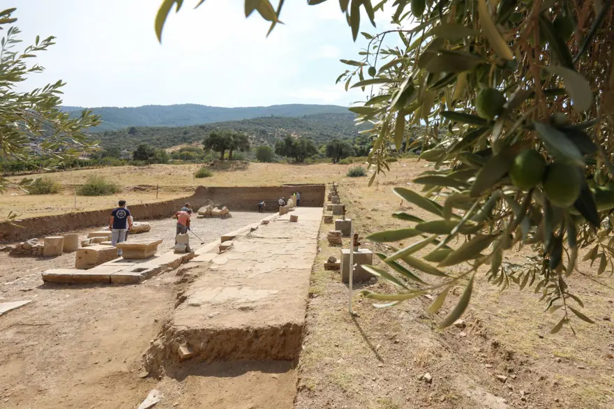 Metropolis Antik Kenti'nde yeni bulgu: 1800 yıllık yapı bulundu 2