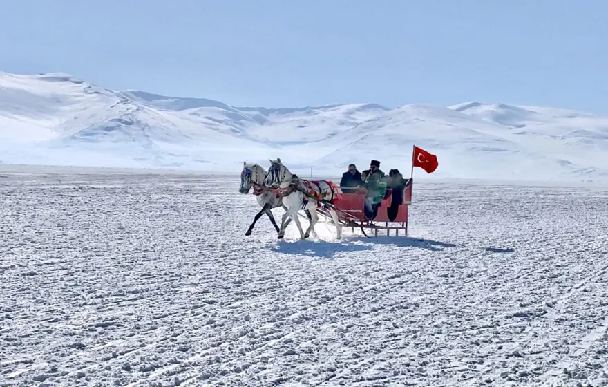 Buzla kaplı Çıldır Gölü'nde atlı kızakla gezinti keyfi 1