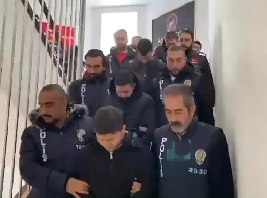 “Bi’tık”çetesine operasyon: 12 ilde 47 şüpheli gözaltında “Bi’tık”çetesine operasyon: 12 ilde 47 şüpheli gözaltında