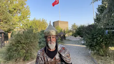 Savaş kostümü giyerek sokaklarda dolaştı