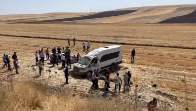 Malazgirt kutlamalarına gidiyorlardı: Minibüs şarampole devrildi