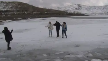 Sivas'ta gölet buz tuttu