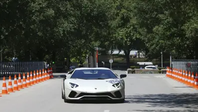 AK Parti Milletvekili Kenan Sofuoğlu Meclis’e spor arabasıyla geldi