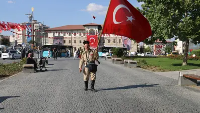 Tarihi yansıtan kıyafetleriyle dolaşıyor: İlgi odağı oldu