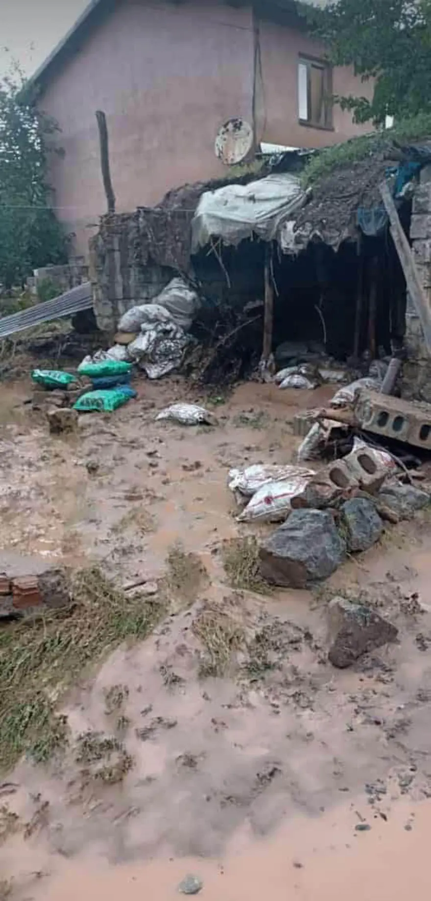 Kars'ta sağanak sele dönüştü: Dev kayalar yolları kapattı 3