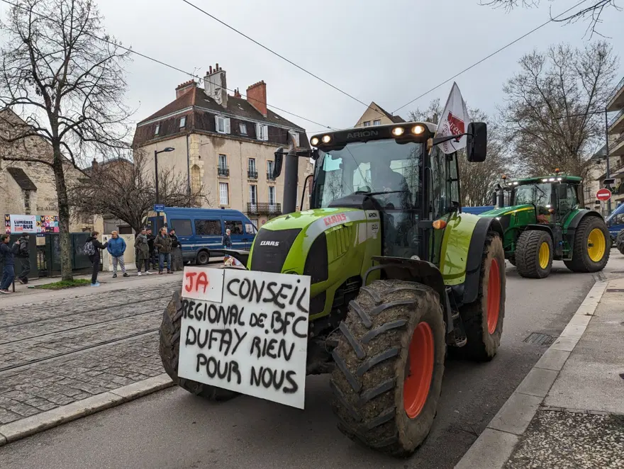 Fransa'da ödemeleri geciken çiftçilerden gübreli protesto 29
