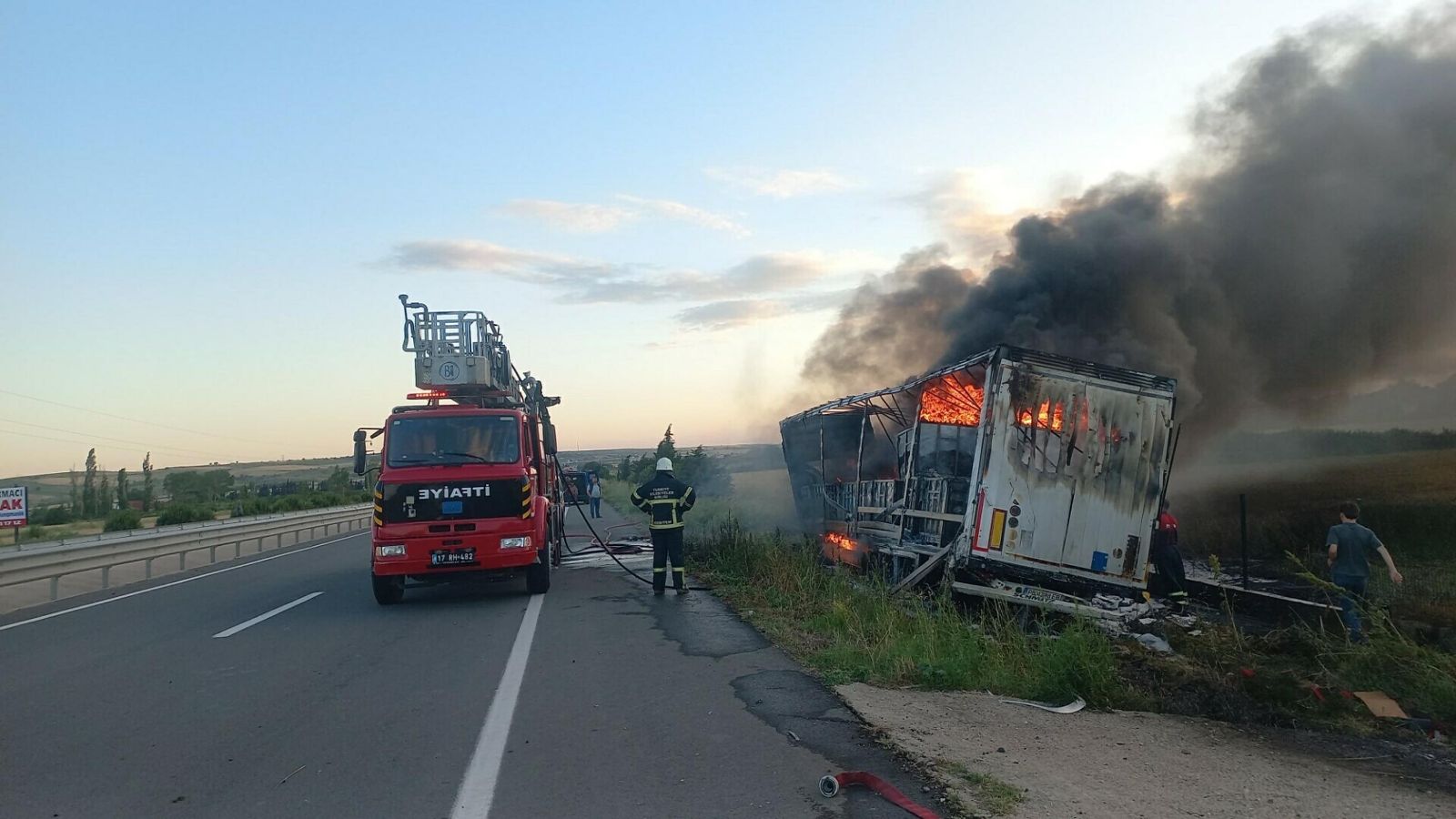Devrilen TIR alev alev yandı, sürücüsü alkollü çıktı