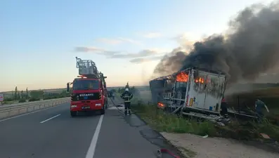 Devrilen TIR alev alev yandı, sürücüsü alkollü çıktı