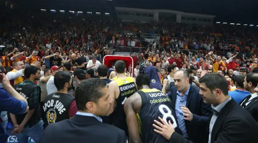 Fenerbahçe Kulübü: Sarı kırmızılı bir taraftar Obradovic'e tükürdü 13