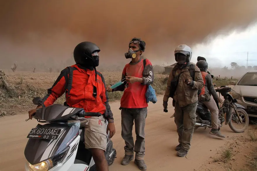 Sinabung binlerce kişiyi evinden etti 14