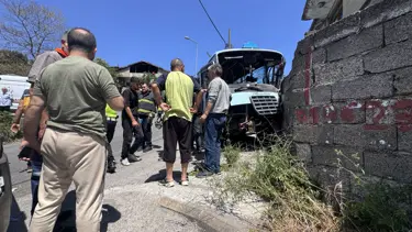 Minibüs duvara çarptı: 14 yaralı